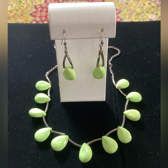 AppleGreen Gaspeite N&E set. 925 SSilver Tubes. Teardrop cut stones #11+2 stones - Picture 2 of 8